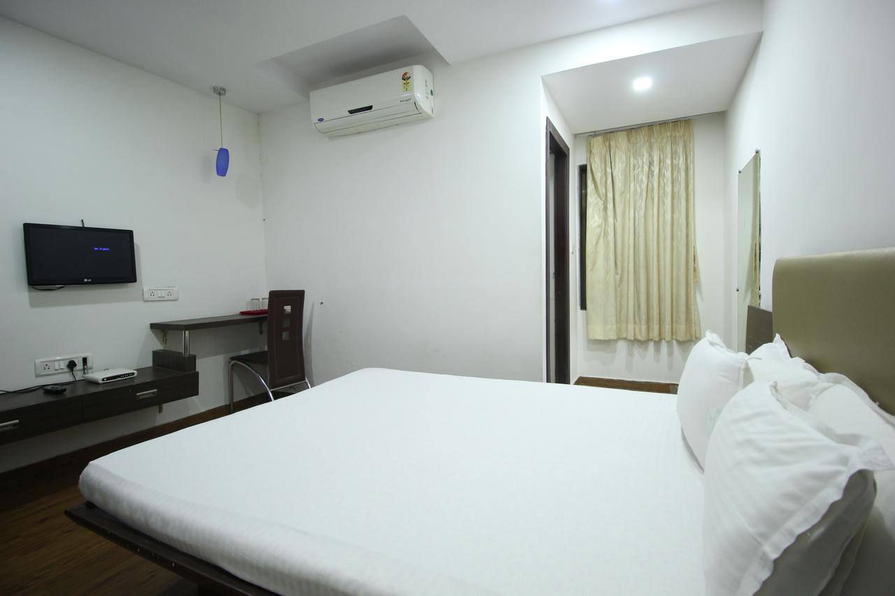 New Rajdhani Hotel Vadodara Kültér fotó