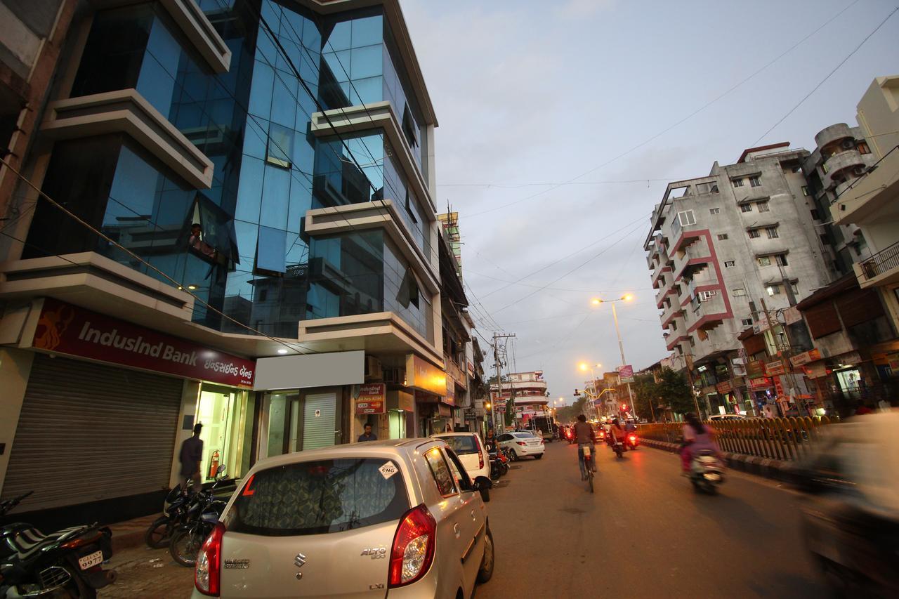 New Rajdhani Hotel Vadodara Kültér fotó