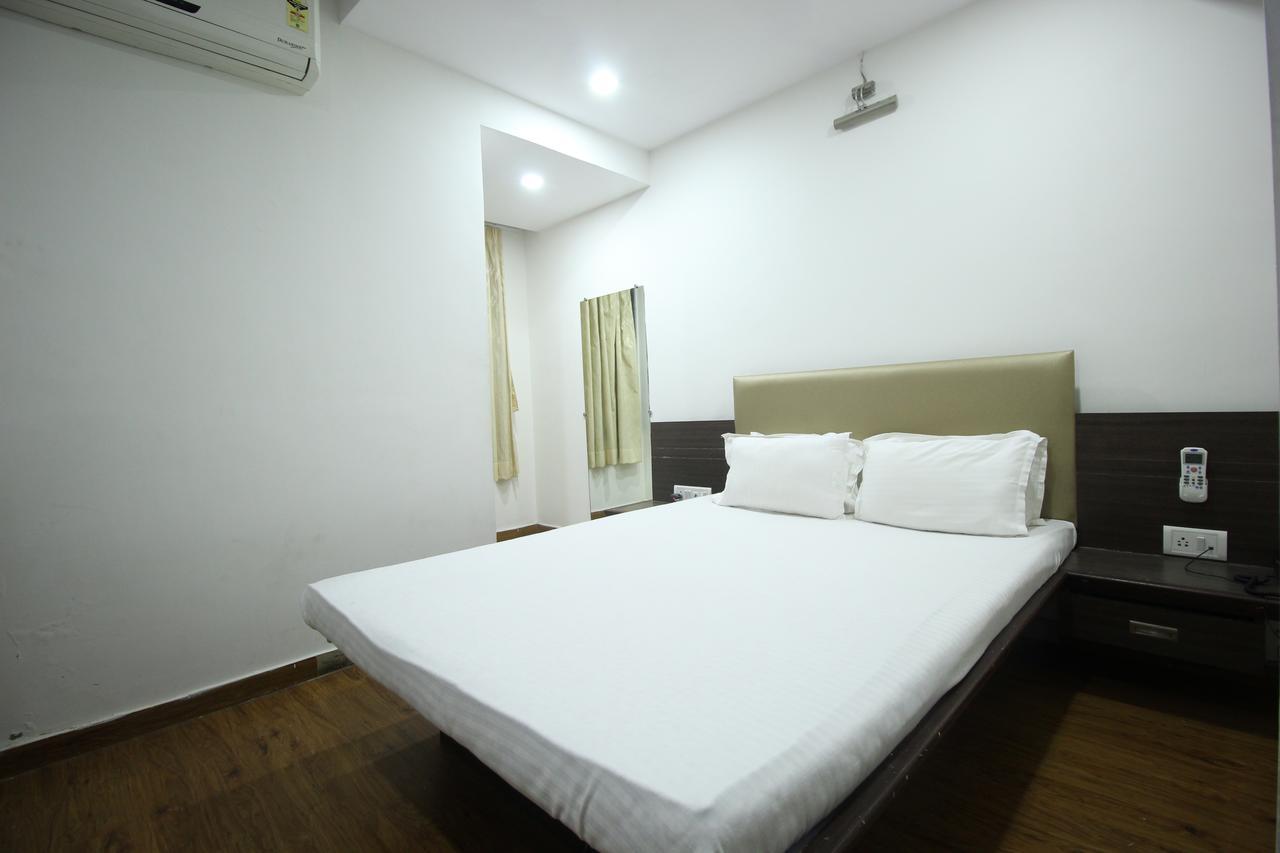 New Rajdhani Hotel Vadodara Kültér fotó
