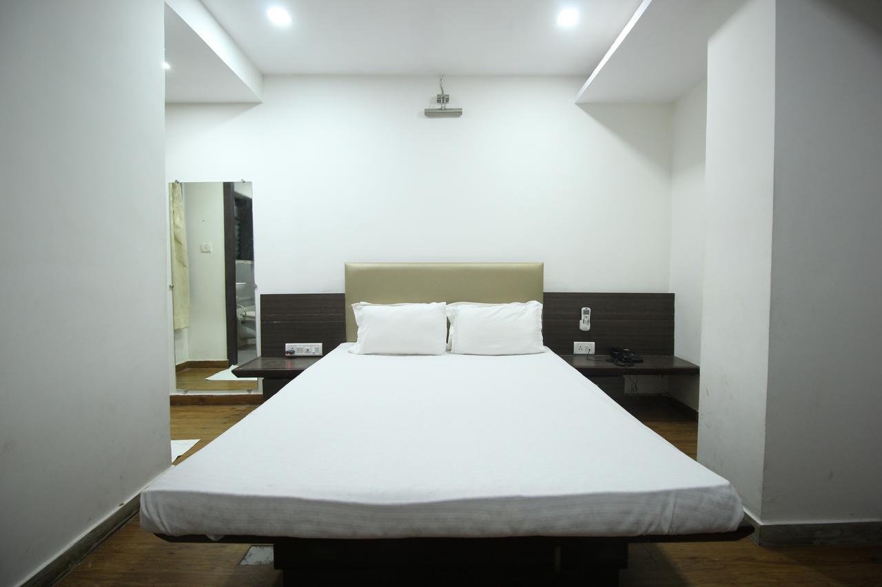New Rajdhani Hotel Vadodara Kültér fotó